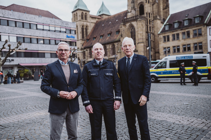 Freuen sich über die positiven Ergebnisse der Polizeilichen Kriminalstatistik 2024 für Heilbronn: Innenminister Thomas Strobl, Polizeipräsident Frank Spitzmüller und Oberbürgermeister Harry Mergel (v.l.). Foto: Stadt Heilbronn/Nico Kurth