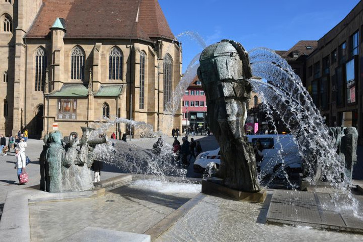 Das Bild zeigt die Wasserfontänen am Komödiantenbrunnen