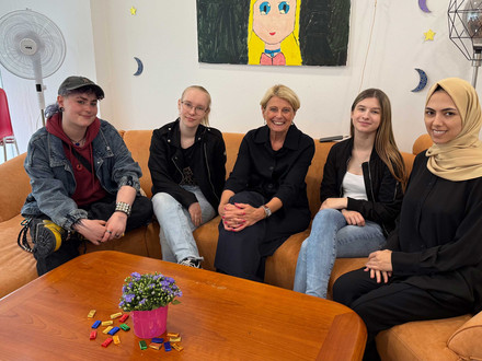 Gemeinsam mit einem jungen Team, das die Stadt Heilbronn bei ihrer kommunalen Kinder- und Jugendarbeit unterstützt, nimmt Sozialbürgermeisterin Agnes Christner schon einmal auf dem großen, bequemen Sofa des Jugendtreff „Treff 17“ in der Wollhausstraße 17 Platz. Foto: Stadt Heilbronn