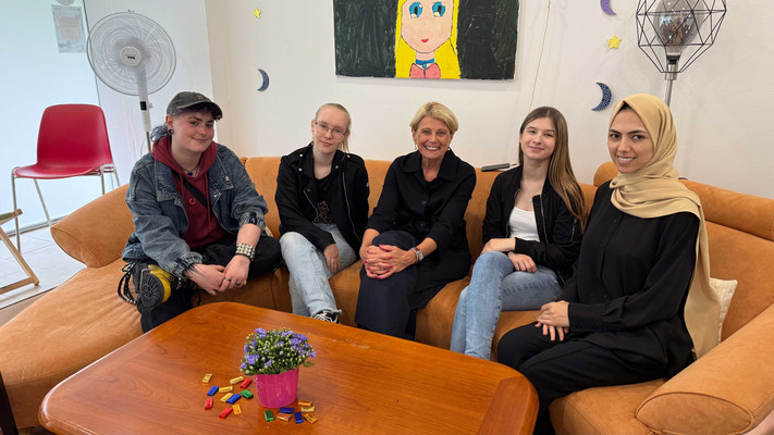Gemeinsam mit einem jungen Team, das die Stadt Heilbronn bei ihrer kommunalen Kinder- und Jugendarbeit unterstützt, nimmt Sozialbürgermeisterin Agnes Christner schon einmal auf dem großen, bequemen Sofa des Jugendtreff „Treff 17“ in der Wollhausstraße 17 Platz. Foto: Stadt Heilbronn