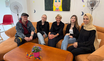 Gemeinsam mit einem jungen Team, das die Stadt Heilbronn bei ihrer kommunalen Kinder- und Jugendarbeit unterstützt, nimmt Sozialbürgermeisterin Agnes Christner schon einmal auf dem großen, bequemen Sofa des Jugendtreff „Treff 17“ in der Wollhausstraße 17 Platz. Foto: Stadt Heilbronn