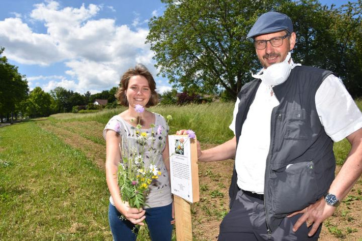 Mit Infoflyern und Schildern vor Ort informieren die Biologiestudentin Dorothea Mössinger und Dr. Jürgen Hetzler vom Grünflächenamt über die ihre Blühprojekte in Sontheim