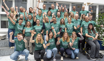 Auf dem Foto sind einige Mitarbeitende der Stadt Heilbronn zu sehen, die sich über ihre neuen Laufshirts für den Trollinger Marathon freuen.