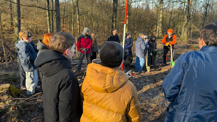 Klasse 7b bei der Einführung auf dem Waldgrundstück