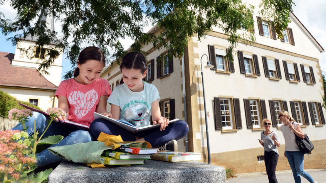 Altes Schulhaus, das heute die Stadtteilbibliothek Biberach beherbergt.