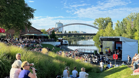 Das Bild zeigt die besondere Kulisse an der Fährlebühne am Neckar bei den Veranstaltungen von Kultur am Fluss. 
