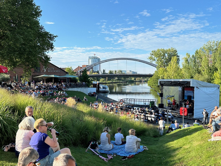Das Bild zeigt die besondere Kulisse an der Fährlebühne am Neckar bei den Veranstaltungen von Kultur am Fluss.