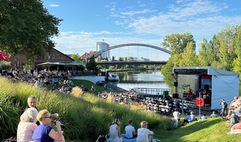 Das Bild zeigt die besondere Kulisse an der Fährlebühne am Neckar bei den Veranstaltungen von Kultur am Fluss.