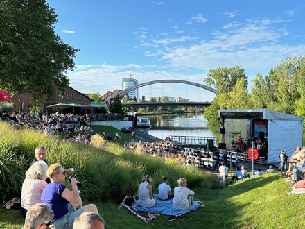 Das Bild zeigt die besondere Kulisse an der Fährlebühne am Neckar bei den Veranstaltungen von Kultur am Fluss. 