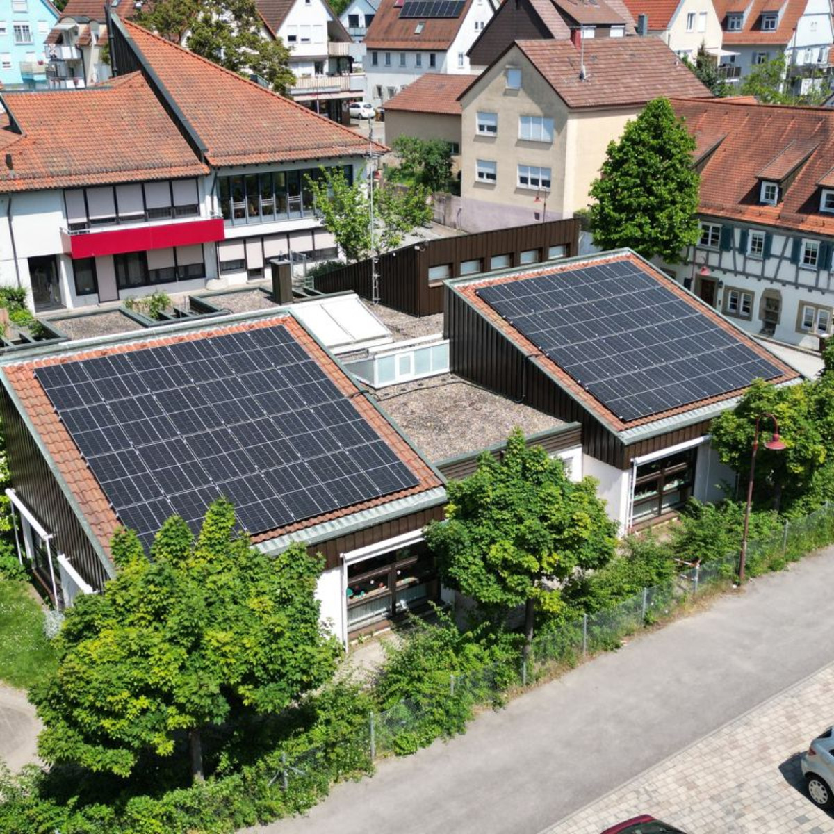 Zu sehen ist die PV-Anlage auf dem Dach der KiTa Poststraße