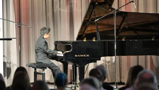 Musikschüler am Flügel