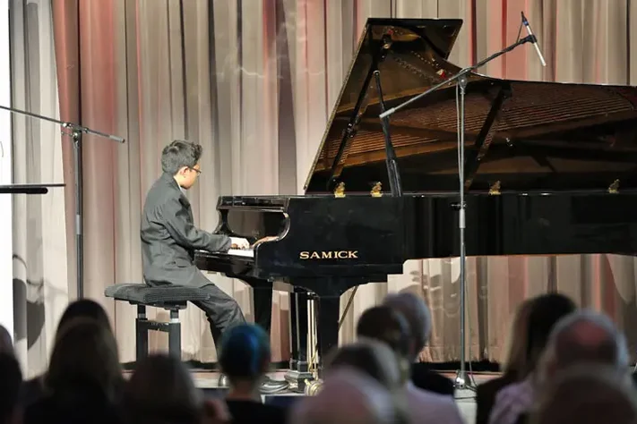 Musikschüler am Flügel