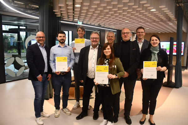 Von links: Andreas Nohe, Fritz Gruppe – Leiter Quality, Health, Safety and Environment | Jochen Hemmer, Fritz-Gruppe – Qualitätsmanagementbeauftragter | Dr. Fabio Bothner, Schwarz Campus Service – Nachhaltigkeitsmanager | Bürgermeister Andreas Ringle | Luise Mikolajec, Akademie für Innovative Bildung und Management Heilbronn-Franken – Qualitätsmanagementbeauftragte | Robert Rathke, Schwarz Campus Service– Geschäftsleiter | Axel Vornam, Theater Heilbronn – Intendant | Uwe Kanamüller, Akademie für Innovative Bildung und Management Heilbronn-Franken – Bereichsleiter Verwaltung | Bettina Reinhart, Theater Heilbronn – stellv. Kaufmännische Bereichsleiterin Foto: Stadt Heilbronn/Milva-Katharina Klöppel