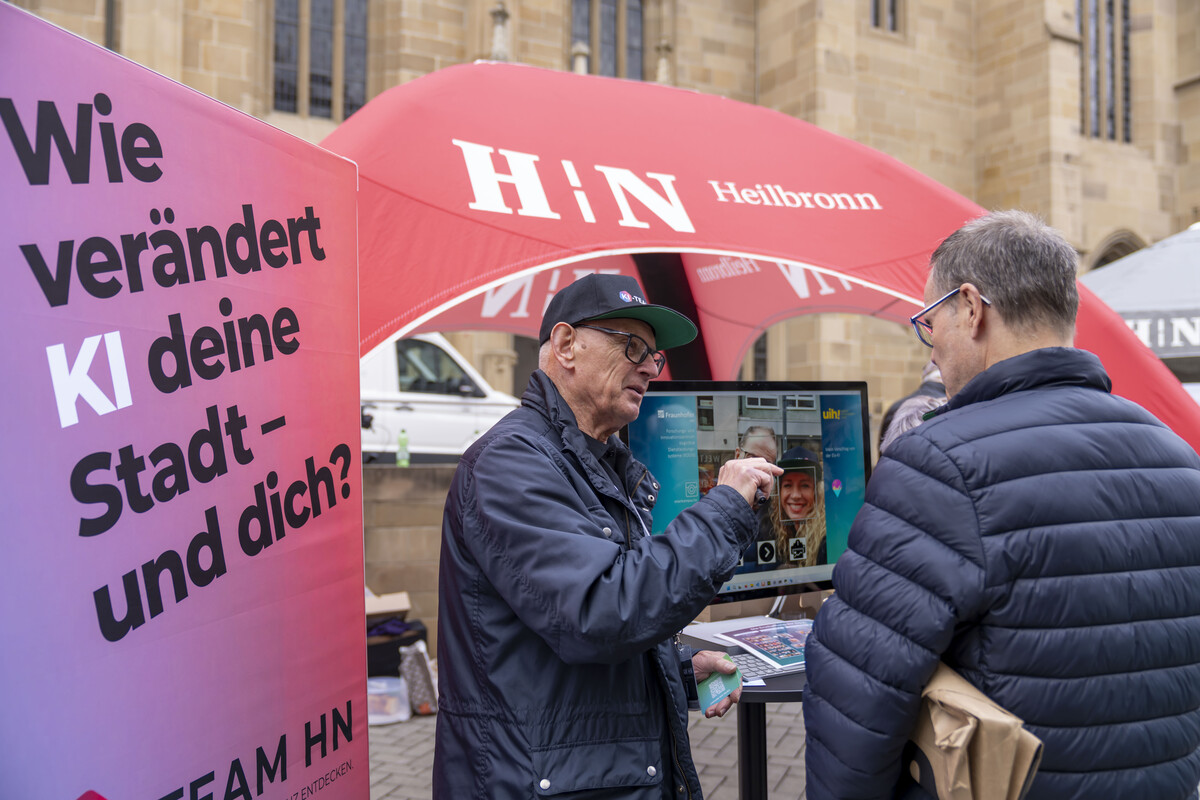 KI Botschafter erklären interessierten Bürgerinnen und Bürgern die Möglichkeiten von bildgestützter KI. Foto: Stadt Heilbronn/Jürgen Häffner