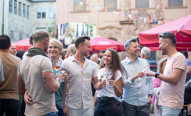Eine Gruppe auf dem Heilbronner Weindorf