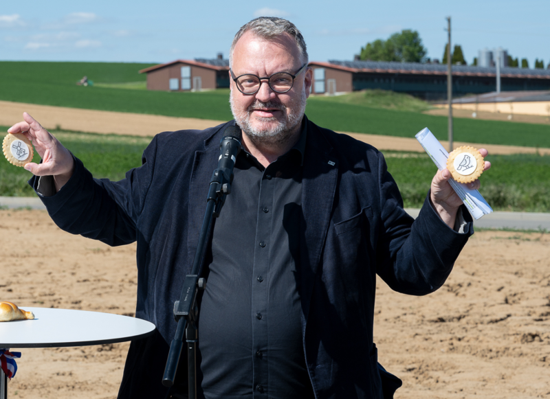 Zur Feier des neuen Baugebiets Mühlberg/Finkenberg hatte die Stadt Heilbronn mit Mühlen und Finken verziertes Gebäck mitgebracht, das Bürgermeister Andreas Ringle präsentierte. Foto: Stadtarchiv Heilbronn/Wolter 