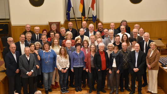 Das Bild zeigt viele geeherte Ehrenamtliche auf der Veranstaltung im Dezember 2024 im Großen Ratssaal. 