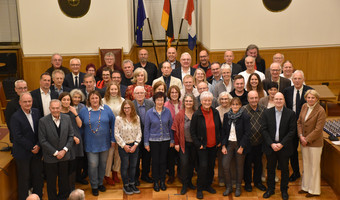Das Bild zeigt viele geeherte Ehrenamtliche auf der Veranstaltung im Dezember 2024 im Großen Ratssaal. 