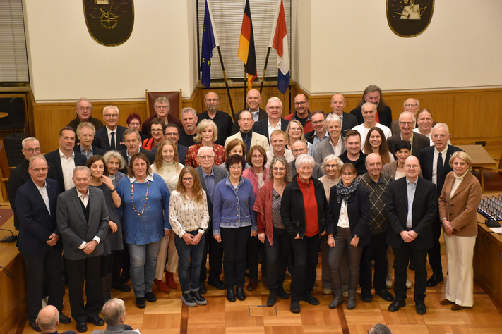 Das Bild zeigt viele geeherte Ehrenamtliche auf der Veranstaltung im Dezember 2024 im Großen Ratssaal. 