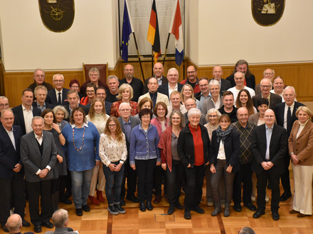 Das Bild zeigt viele geeherte Ehrenamtliche auf der Veranstaltung im Dezember 2024 im Großen Ratssaal. 