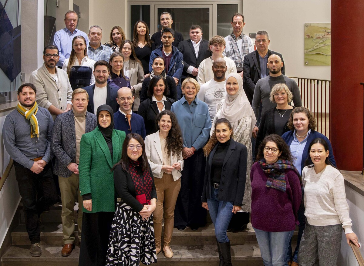Die Mitglieder des Beirats für Partizipation und Integration mit der Geschäftsstelle des Beirats Isabel Gil und Bürgermeisterin Agnes Christner bei der Konstituierenden Sitzung am 13. November 2024