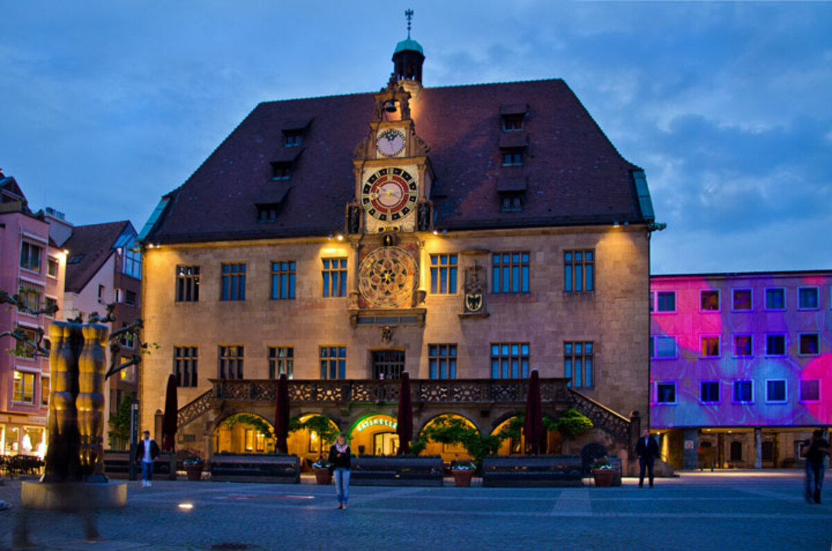 Rathaus bei Nacht, der Anbau in Szene gesetzt durch eine temporäre Lichtinstallation der Künstlerin Yvonne Goulbier