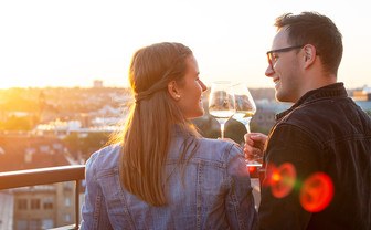 Pärchen bei einer Weinprobe auf dem Hafenmarktturm Heilbronn