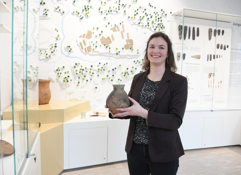 Das Bild zeigt Archäologie-Leiterin Juditz Wötzel mit einem Vorratsgefäß aus der Jungsteinzeit. 
