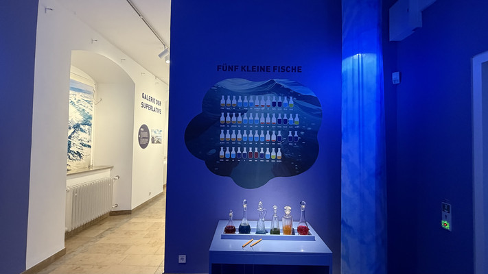 Wasser zum Klingen bringen: An der Wasserorgel können Besucherinnen und Besucher mit unterschiedlich gefüllten Flaschen die Melodie von „Fünf kleine Fische“ nachspielen.