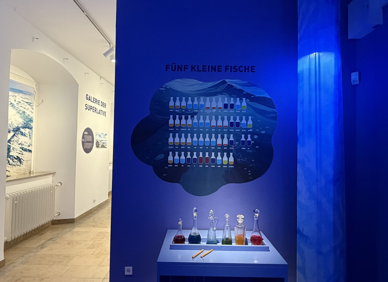 Wasser zum Klingen bringen: An der Wasserorgel können Besucherinnen und Besucher mit unterschiedlich gefüllten Flaschen die Melodie von „Fünf kleine Fische“ nachspielen.