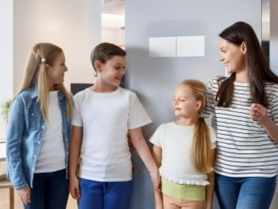 Kinder mit Ihren Familien. KI-generiertes Foto (Stadt Heilbronn/Jürgen Häffner)