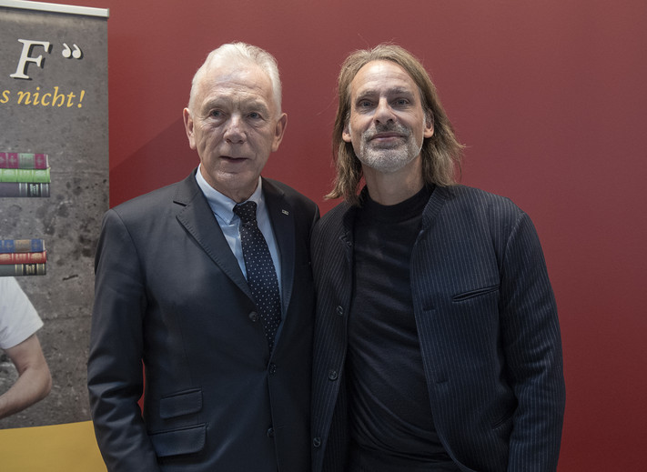 Das Bild zeigt Oberbürgermeister Harry Mergel und den Gastredner, Philosoph Richard David Precht, beim Bürgerempfang der Stadt Heilbronn in der Harmnonie. 