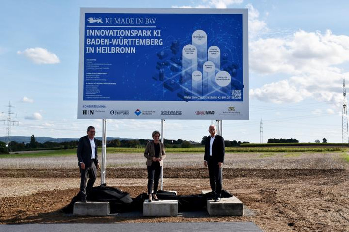 Wirtschaftsministerin Dr. Nicole Hoffmeister-Kraut, Oberbürgermeister Harry Mergel (rechts) und Reinhold Geilsdörfer, Geschäftsführer der Dieter Schwarz Stiftung, nach der Enthüllung der Bautafel für den Innovationspark KI Baden-Württemberg auf dem künftigen Gelände. Foto: Stadt Heilbronn