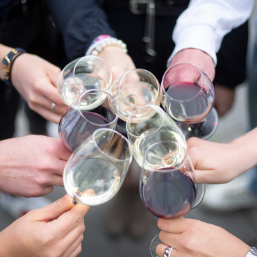 Eine Gruppe stößt mit Wein an
