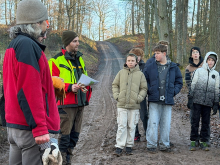 Herr Finck und Kollegen mit den Schülern bei der Vorstellung auf dem Schweinsberg