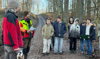 Herr Finck und Kollegen mit den Schülern bei der Vorstellung auf dem Schweinsberg