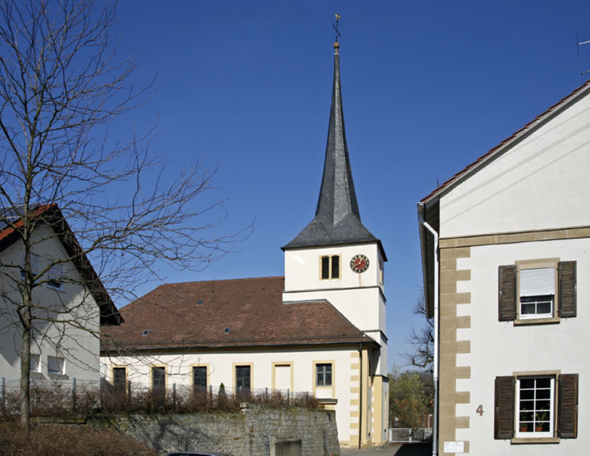 Man sieht die Evangelische Kirche in Biberach 