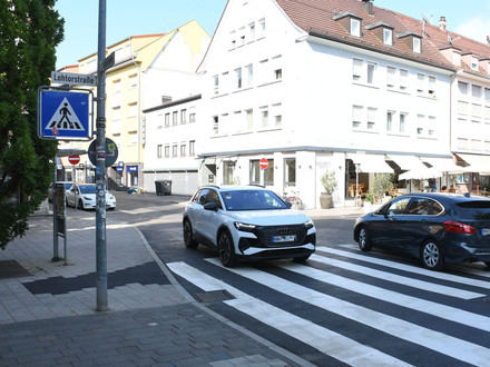 Das Bild zeigt einen fertiggestellten Abschnitt der Gerberstraße an der Kreuzung zur Lohtorstraße. Die Baustellen-Sperrungen sind abgebaut.