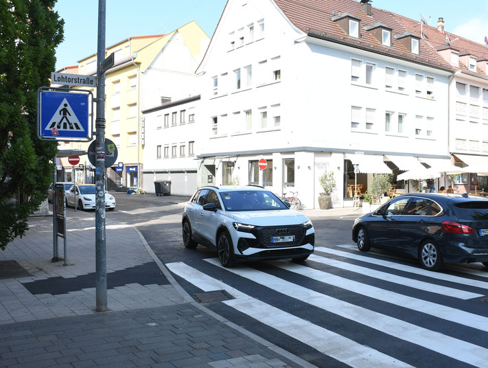 Das Bild zeigt einen fertiggestellten Abschnitt der Gerberstraße an der Kreuzung zur Lohtorstraße. Die Baustellen-Sperrungen sind abgebaut.