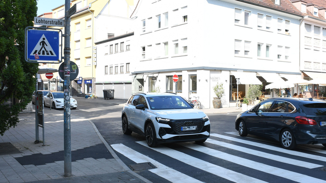 Das Bild zeigt einen fertiggestellten Abschnitt der Gerberstraße an der Kreuzung zur Lohtorstraße. Die Baustellen-Sperrungen sind abgebaut.