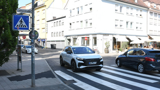 Das Bild zeigt einen fertiggestellten Abschnitt der Gerberstraße an der Kreuzung zur Lohtorstraße. Die Baustellen-Sperrungen sind abgebaut.