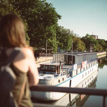 Blick von der Brücke auf das Theaterschiff
