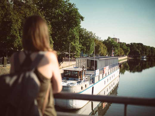 Blick von der Brücke auf das Theaterschiff