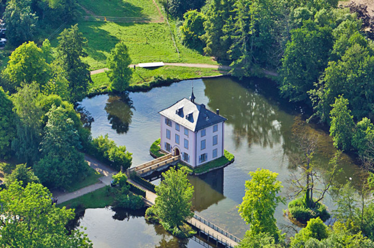 Das Schloss umgeben vom Trappensee.