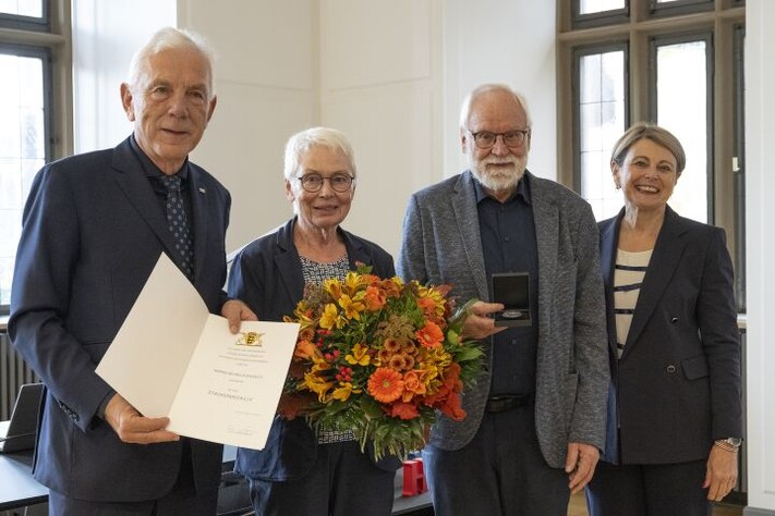 Das Bild zeigt Heilbronns Oberbürgermeister Harry Mergel, Ehepaar Renate und Georg Dukiewicz und Bürgermeisterin Agnes Christner bei der Auszeichnung. (Foto: Stadtarchiv Heilbronn/Barbara Kimmerle)