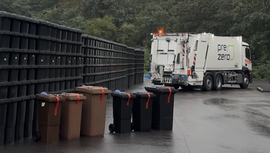 Ab Januar 2026 erfolgt die Abfuhr aller Abfallbehälter in der Stadt Heilbronn durch die Firma PreZero. Nur die neuen Behälter mit integriertem Chip können dann von den Fahrzeugen geleert werden. Foto: Stadt Heilbronn