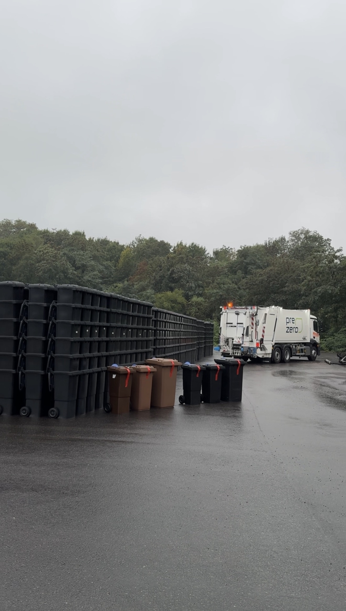 Ab Januar 2026 erfolgt die Abfuhr aller Abfallbehälter in der Stadt Heilbronn durch die Firma PreZero. Nur die neuen Behälter mit integriertem Chip können dann von den Fahrzeugen geleert werden. Foto: Stadt Heilbronn