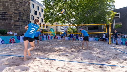 Beachvolleyballfeld am Platz am Bollwerksturm mit Spielern.