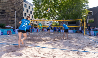 Beachvolleyballfeld am Platz am Bollwerksturm mit Spielern.