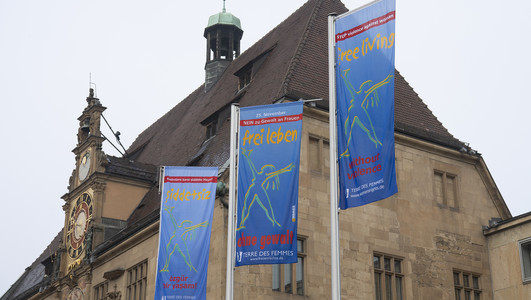 Das Bild zeigt wehende Fahnen zum Internationalen Aktionstag gegen Gewalt an Frauen. Sie wehen vor dem Heilbronner Rathaus. 